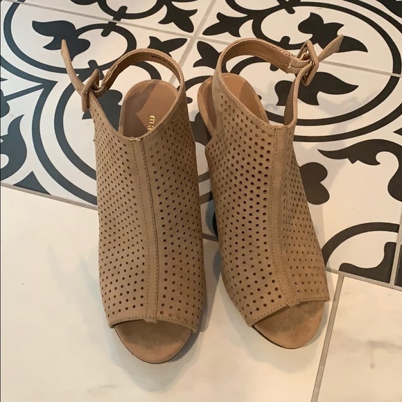 Steve Madden Shoes - Steve Madden tan block heel pumps